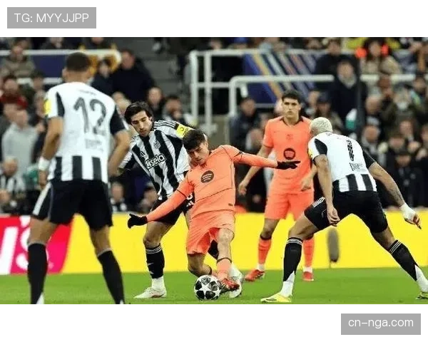 诺坎普再现经典任意球配合，巴萨利用“假跑掩护”战术打破僵局